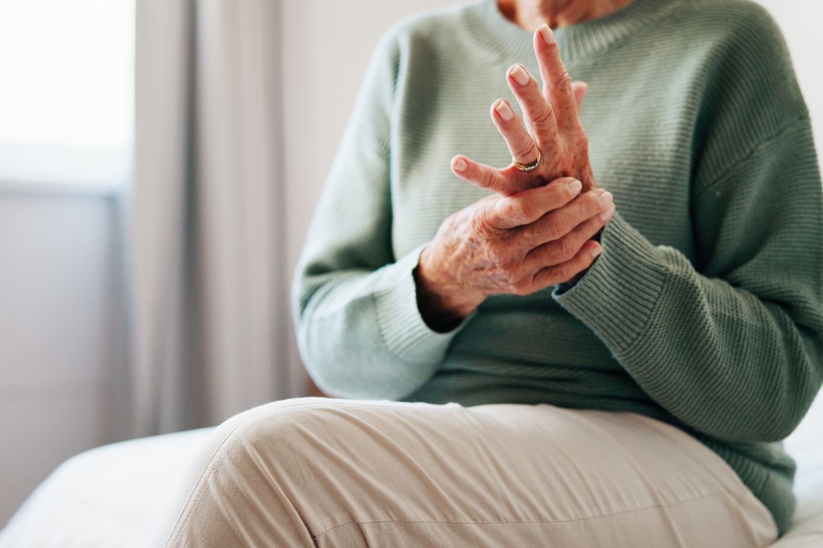 Older woman with hand and finger arthritis seeking stem cell treatment at Stem Cell Carolina Charlotte NC